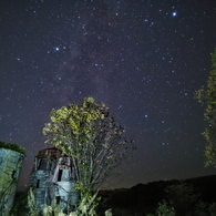 廃サイロと星空