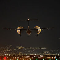 夜のプロペラ機。