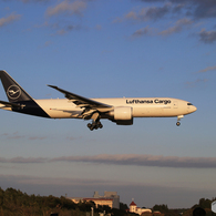 「良い空～」Lufthansa Cargo 777-FBT到着しました