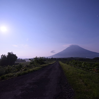 月と羊蹄山