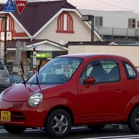 写真句：駅前の red car
