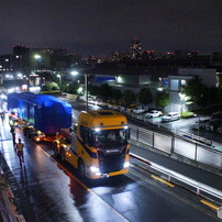 大井町をゆくSCANIAトラック（陸送）