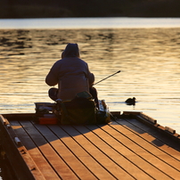 湖畔の釣り人