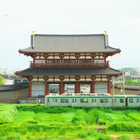 朱雀門と京都市営地下鉄