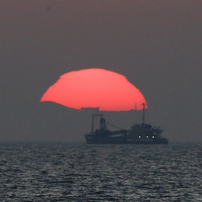 「スカイ」東京湾の船と夕焼け