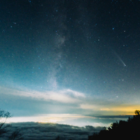 紫金山・アトラス彗星と天の川