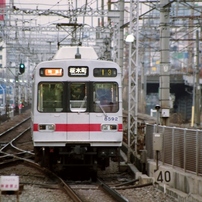 桜木町駅に進入する8590系特急