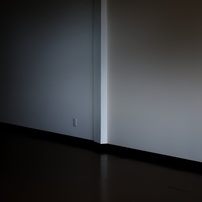 外は雨。作品のないgalleryを見つめる。
