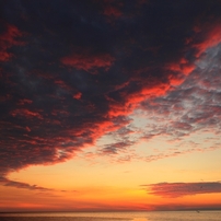 迫りくる雲、夕日