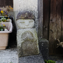 ひっそりとみまもる