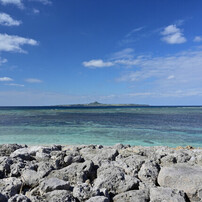 遠く伊江島を臨む