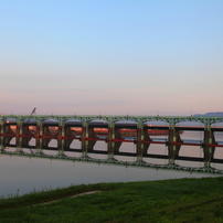 夜明けの大河津分水可動堰