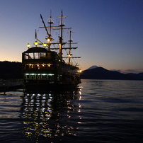 芦ノ湖の日没と遊覧船。
