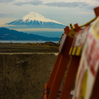 海の向こうの山