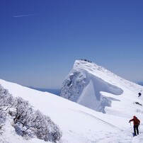 青と白の谷川岳