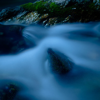 渓流の流れ ブルー