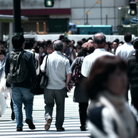 横断歩道を渡る人たち