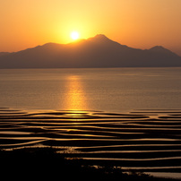 夕陽と干潟と雲仙普賢岳　日没前