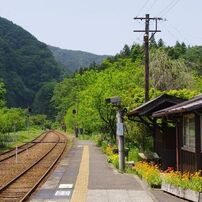 ０３　ローカル駅とその近くの滝