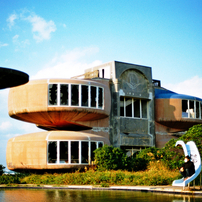 UFO屋敷　中央の池と滑り台