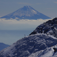 仰ぎ見る山