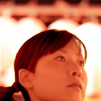 見入る女性