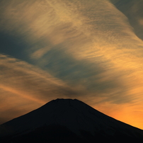 色付く雲と富士山