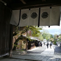 門をくぐるとそこは...