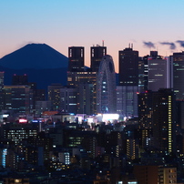 高層ビルと黄昏富士