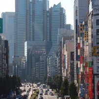 甲州街道と新宿高層ビル群