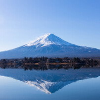 逆さ富士 写真 逆さ富士🗻 ・ 雲海が麓の町を隠し、濃霧の中、山頂が顔を出した