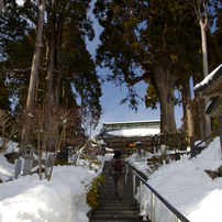 雪深き奥院