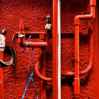 赤い壁と赤い配管