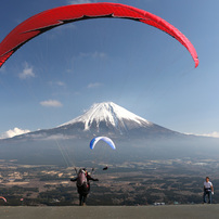 パラグライダー飛ぶ朝霧高原