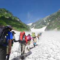 雪渓登山開始