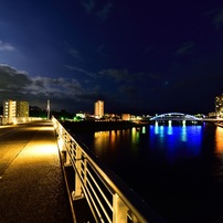 秋めいた風が吹くたそがれ時の御成橋