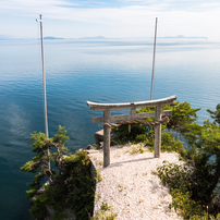 かわらけ投げ（琵琶湖に浮かぶ竹生島より）