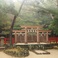 輝く三つ鳥居