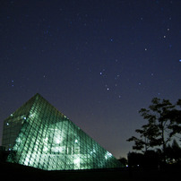 ピラミッドのある夜の公園～　組み写真