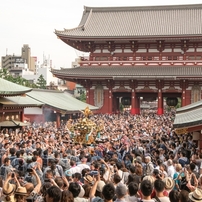 「浅草寺の賑わい」