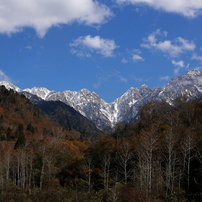 光る山