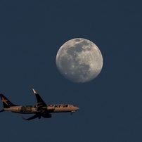 羽田空港の新着陸コースの旅客機 －７