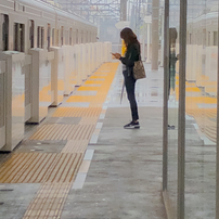 駅ホームにて
