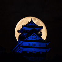 青い岐阜城と月　