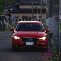 写真掌編： A crouching girl：The red car