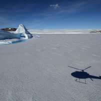南極を飛ぶ