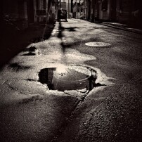雨上がりの路地