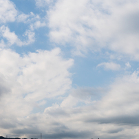 雲の様々な層、青い空　－　秋　－　空シリーズ