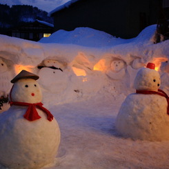 合掌雪だるま