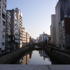 ビルとビルの間